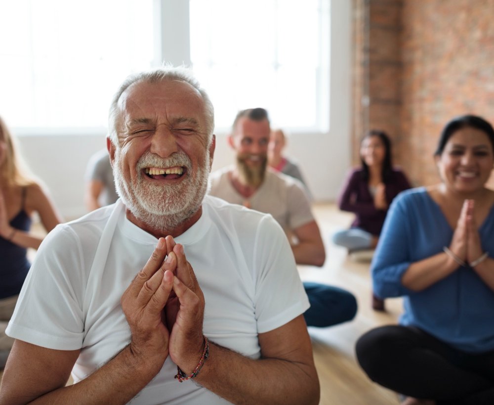 Grupo de personas meditando en Guadalajara, México.
